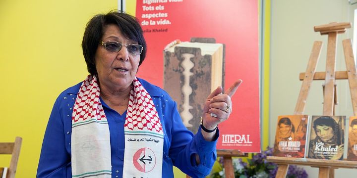 Palestinian terrorist Leila Khaled speaks at an event in Barcelona, Spain, in 2017. Photo: Fira Literal Barcelona / Wikimedia Commons.